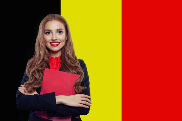 Навчання в Бельгії. Щасливі розумні жінки студента на бельгійському прапорі — стокове фото