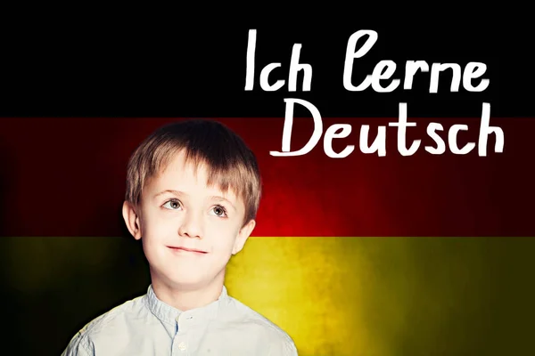 Pensando menino estudante contra a bandeira da Alemanha fundo . — Fotografia de Stock