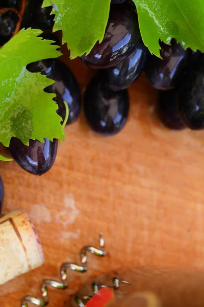 Fond de vin flou avec tire-bouchon, raisin et bouteille, macro — Photo