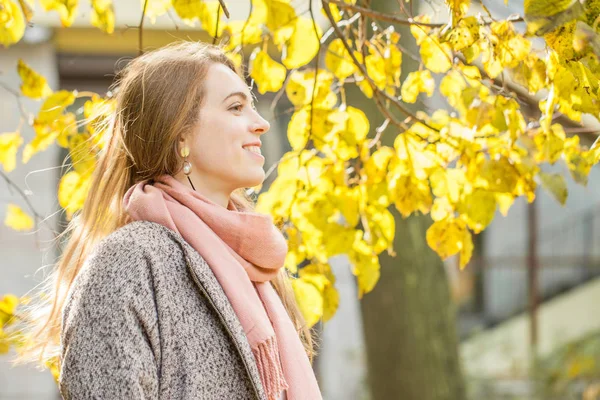 Jonge lachende herfst vrouw buitenshuis. Romantisch meisje in Fall Park — Stockfoto