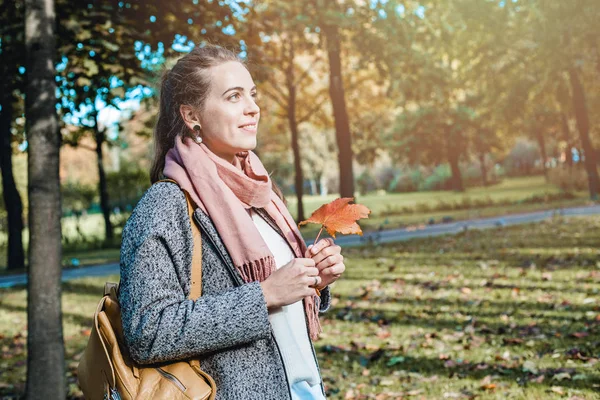 Schattig herfst vrouw houden van rode esdoorn blad buitenshuis. Romantisch meisje — Stockfoto