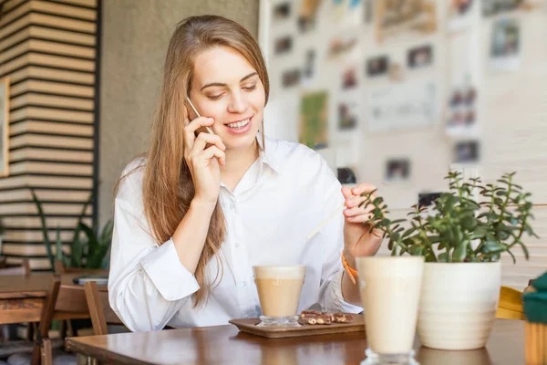 Açık ofis yerinde çalışan akıllı telefon ile iş kadını