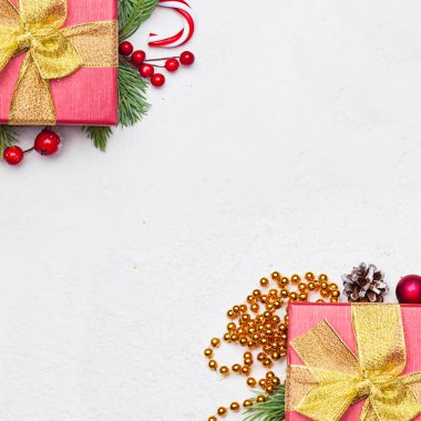 Noel dekoru. Kızıl yıldız, hediye, yeşil Xmas köknar dalı