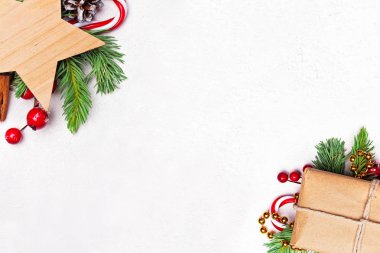 Hediye ile Noel kartı, yeşil Xmas köknar dalı