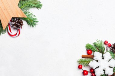 Kar tanesi ile Noel kartı arka plan köşe kompozisyonu
