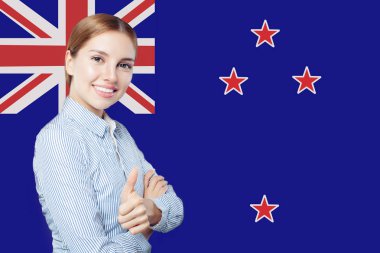 Yeni Zelanda seyahat. Mutlu kız öğrenci ile Yeni Zelanda bayrağı 