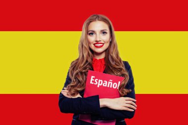 İspanya. İspanyol bayrağına karşı kırmızı kitap ile Mutlu öğrenci kız