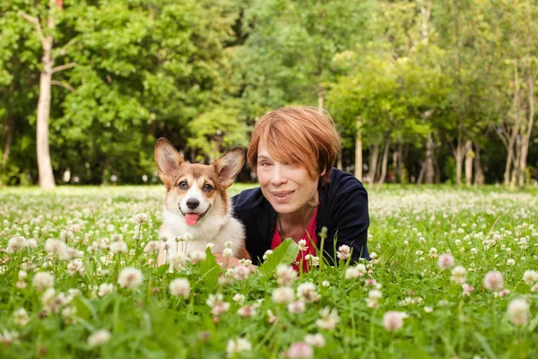 Pretty äldre kvinna med Corgi hund i sommarpark — Stockfoto