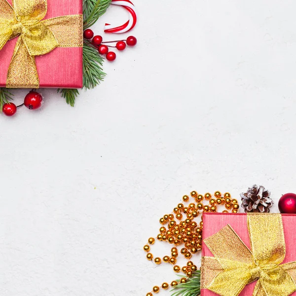 Noel dekoru. Kızıl yıldız, hediye, yeşil Xmas köknar dalı