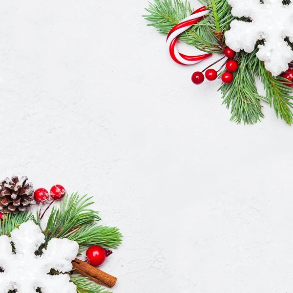 Snoflake branco, doces, ramo de abeto de Natal verde, bagas azevinho vermelhas — Fotografia de Stock