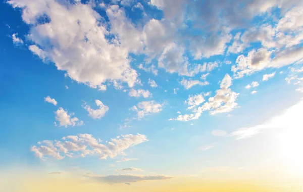 Niebieskie niebo chmury tło. Piękny krajobraz z chmurami — Zdjęcie stockowe
