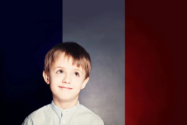 Pelajari konsep bahasa Perancis. Happy child student with flag — Stok Foto