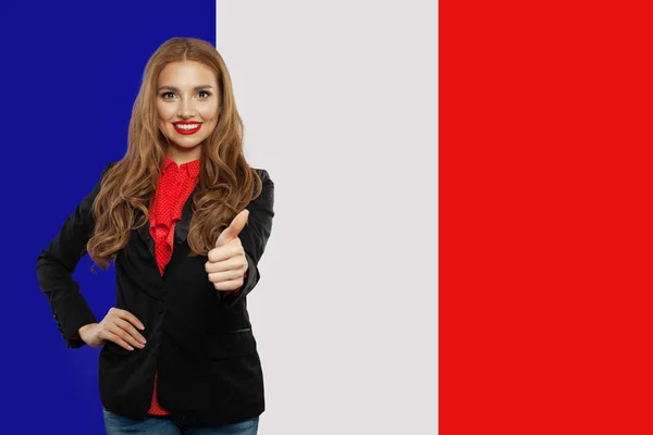 Frankreich-Konzept mit glücklicher Frau, die Daumen hoch auf französischer Flagge zeigt — Stockfoto