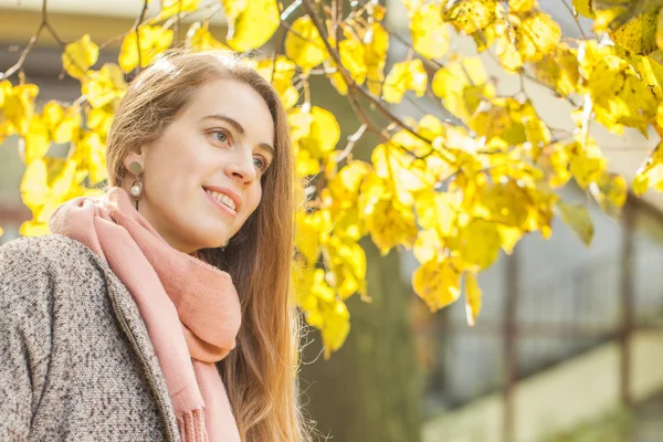 Jonge lachende vrouw buitenshuis. Romantisch meisje in Autumn Fall Park — Stockfoto