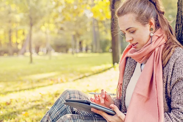 Echte zakenvrouw met Tablet laptop op het werk buitenshuis in Park — Stockfoto