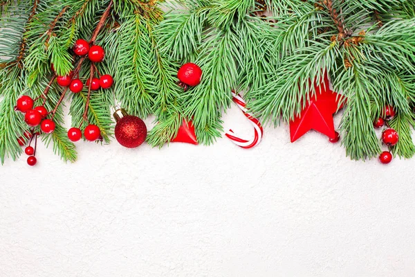 Borde de Navidad con rama de abeto de Navidad verde, bayas de acebo rojo —  Fotos de Stock