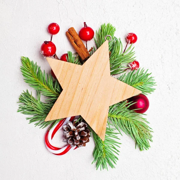 Vánoční skladba s prázdnou dřevěnou hvězdou, zelený jedle, — Stock fotografie