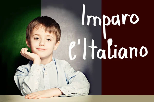 Gondolkodás gyermek fiú diák ellen az olasz zászló háttér. — Stock Fotó