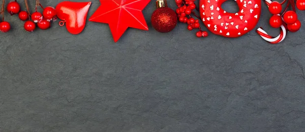 Frontera roja de Navidad sobre fondo negro. Composición de Navidad —  Fotos de Stock