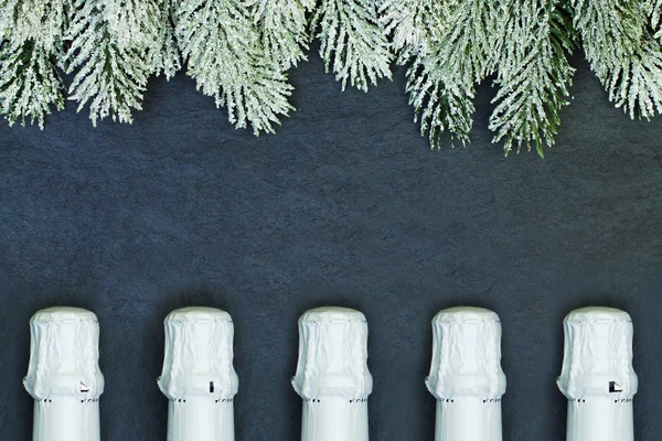 Μπουκάλια αφρώδους κρασιού και πράσινο δέντρο Χριστουγέννων στον μαυροπίνακα — Φωτογραφία Αρχείου