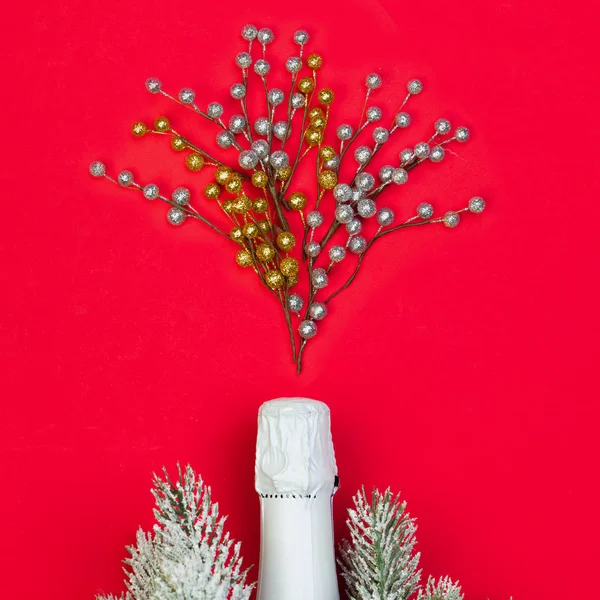 Composição de Natal com garrafa de vinho espumante branco — Fotografia de Stock