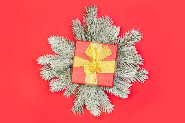 선물과 녹색 전나무 분기와 빨간 크리스마스 배경 — 스톡 사진