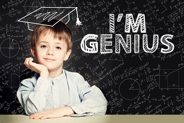 Bilim ile tahta arka plan üzerinde Mutlu öğrenci çocuk — Stok fotoğraf