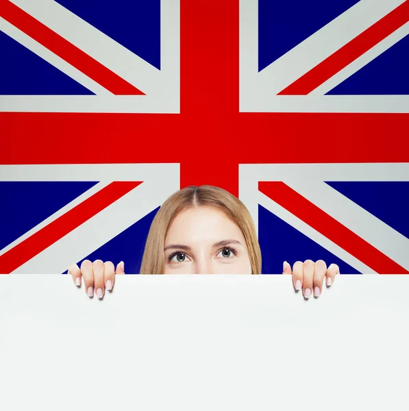 İngiltere bayrağı üzerinde beyaz afiş ile mutlu güzel kız Portresi — Stok fotoğraf