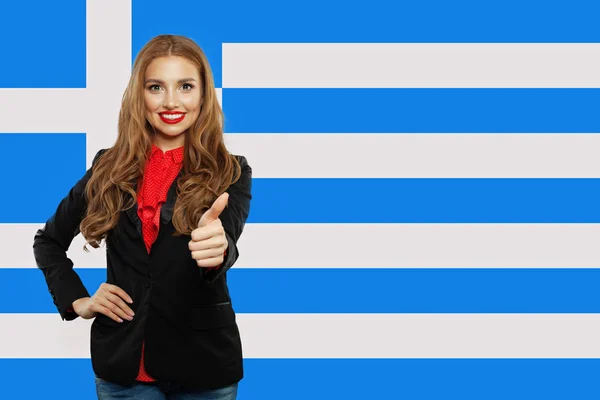 Allegro giovane donna mostrando pollice in su con la bandiera della Grecia . — Foto Stock