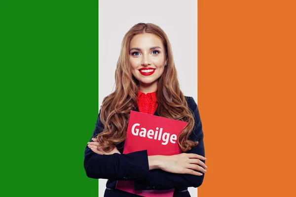Αγαπώ την Ιρλανδία. Χαρούμενη χαριτωμένη γυναίκα με ιρλανδική σημαία — Φωτογραφία Αρχείου