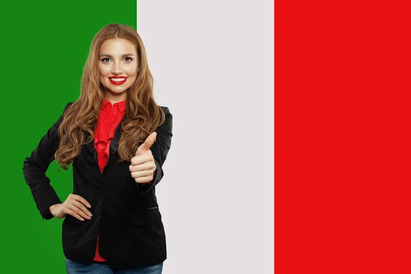 Kärlek Italien koncept. Lycklig kvinna med italiensk flagg — Stockfoto