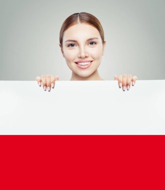 Sevimli kadın Polonya bayrağı arka plan gösteren. Seyahat edin ve öğrenin 