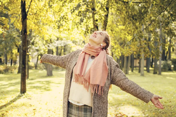 Gyönyörű nő nézett őszi napfény a szabadban. — Stock Fotó
