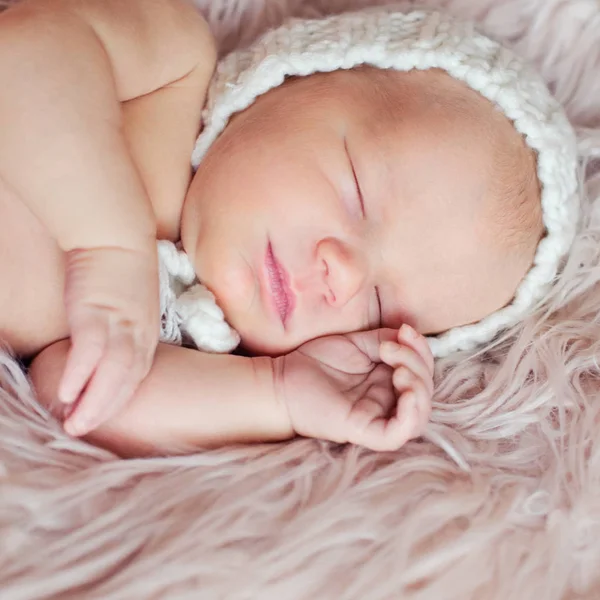 Schattige pasgeboren baby slapen, portret — Stockfoto