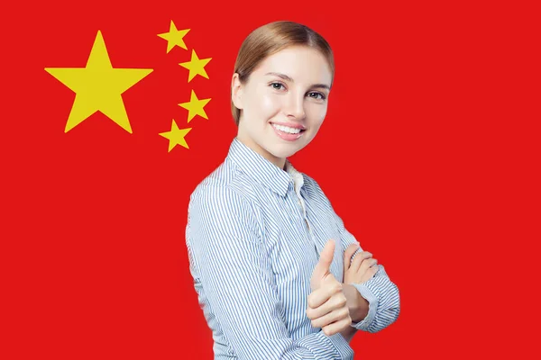 Glückliche Frau mit erhobenem Daumen gegen die Volksrepublik China-Flagge — Stockfoto