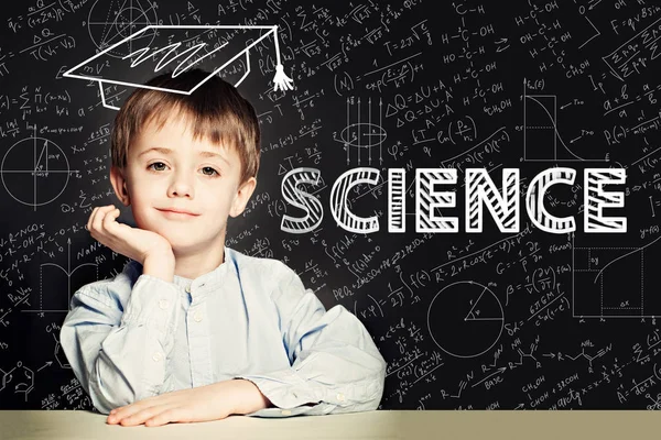 Lern Science. Enfant intelligent étudiant sur fond de tableau noir — Photo