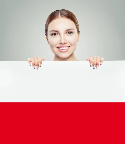 Mujer linda mostrando el fondo de la bandera de Polonia. Viajar y aprender — Foto de Stock