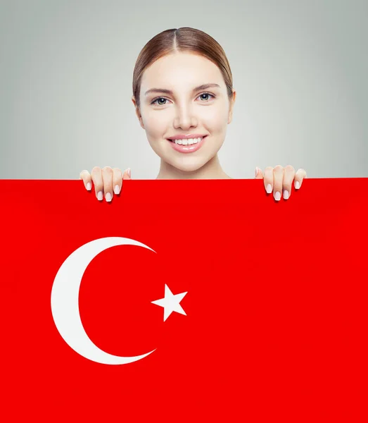 Retrato de mulher feliz com bandeira turca. Viagens na Turquia — Fotografia de Stock