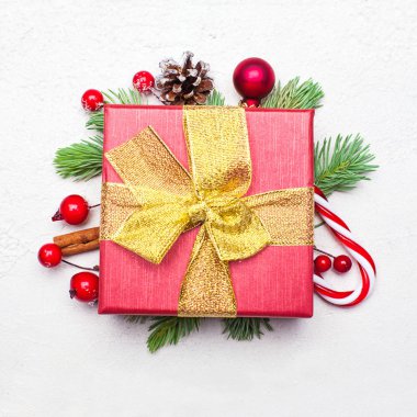 Kırmızı hediye kutusu, yeşil köknar dal ile Noel kartı arka plan