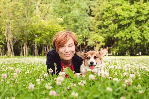 Güzel kadın kıdemli köpek bahar doğa ile — Stok fotoğraf