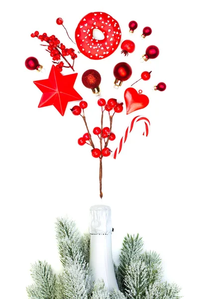 Concetto natalizio con bottiglia di spumante e decorazioni natalizie rosse — Foto Stock