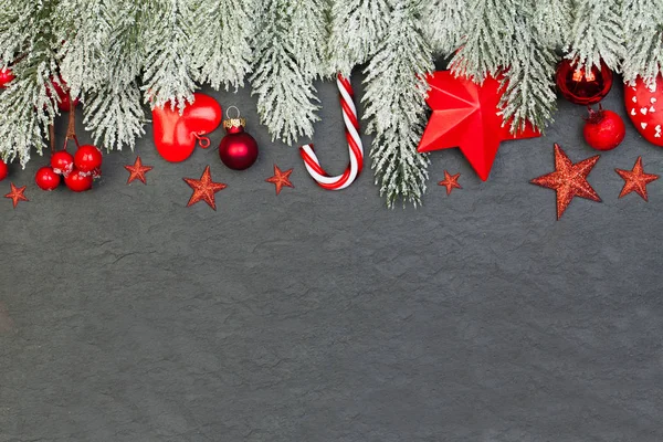 Sfondo natalizio. Luminoso bordo composizione Natale con bacche di agrifoglio — Foto Stock