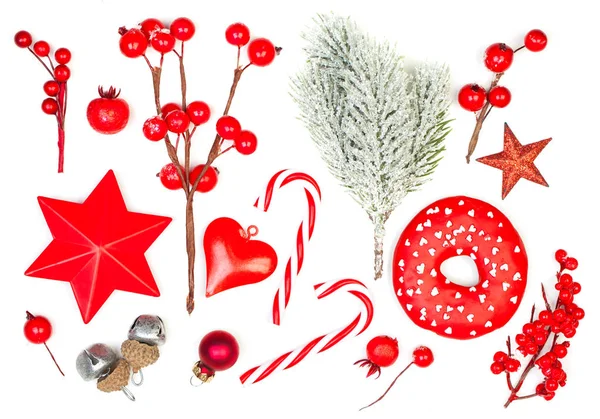 Kerst concept. Groene Xmas boom twig, geschenk en rood Nieuwjaar decoratie — Stockfoto