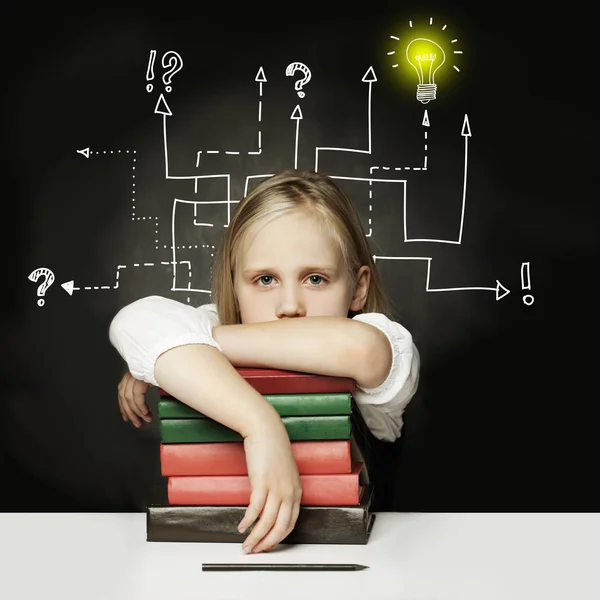 Niño cansado con libros pensando en pizarra. Idea de ascensión — Foto de Stock