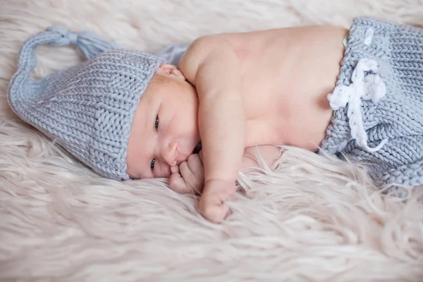 Schattige pasgeboren baby liggend op het bed — Stockfoto