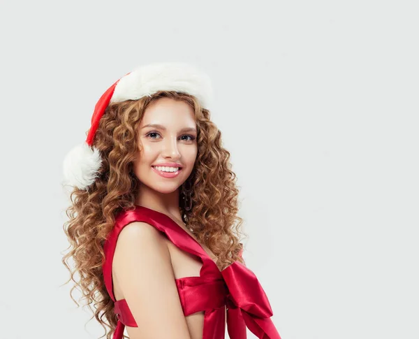 Mujer sexy en traje de baño sedoso rojo y sombrero de Santa en blanco — Foto de Stock