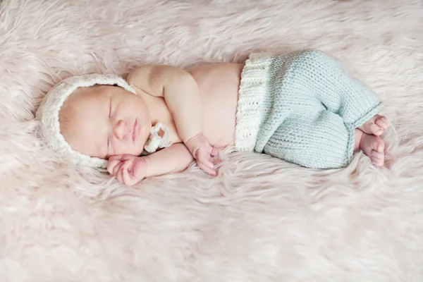 Slapen pasgeboren baby op witte pluizige deken — Stockfoto