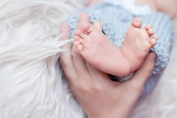 Újszülött baba láb anyai kézben. Szülői szeretet és gondozás — Stock Fotó