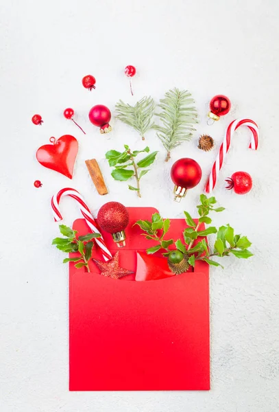 Le decorazioni di Natale rosse e verdi in rosso si sviluppano su bianco — Foto Stock