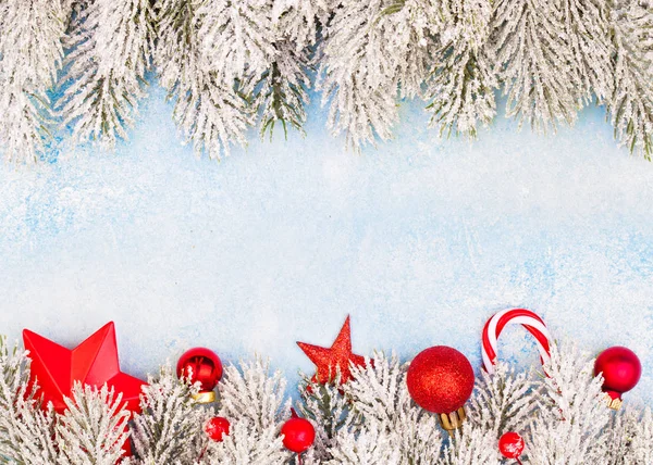 Fondo de Navidad. Borde de invierno perfecto con árbol de Navidad verde — Foto de Stock